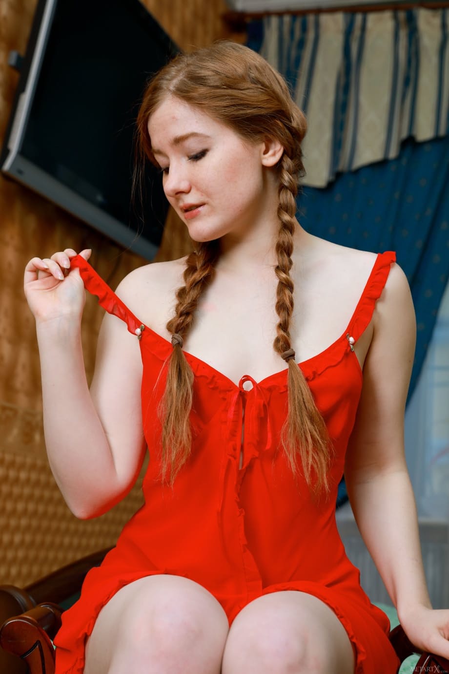 Scarlet B, sensual calientorra, se desnuda lentamente y se abre de piernas - 1