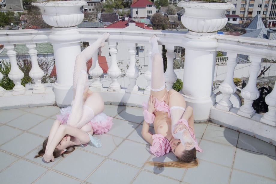 Emily Bloom se déshabille sensuellement et nue en compagnie de Katie A, exhibant ses seins fermes et jeunes et son cul sur une terrasse luxueuse - 10