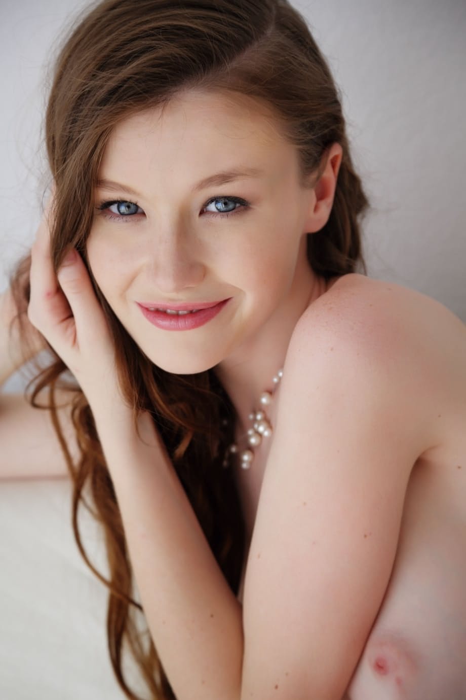 Emily Bloom revela la perfección depilada de una delgada adolescente angelical que se muerde el labio - 16