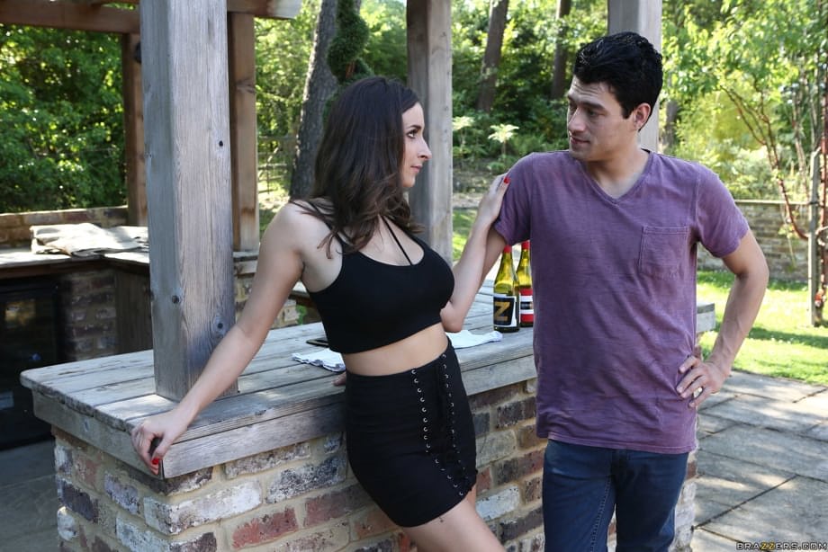 Ashley Adams disfruta de una doble penetración hardcore explícita en un irresistible trío - 2