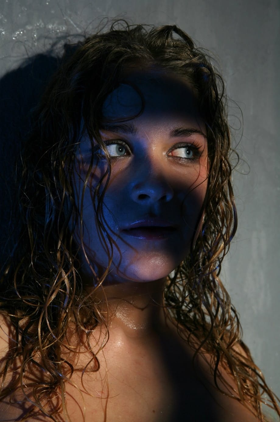 Ivana A si spoglia completamente nuda e fradicia mentre la sensuale seduttrice bionda gocciola dal desiderio - 11