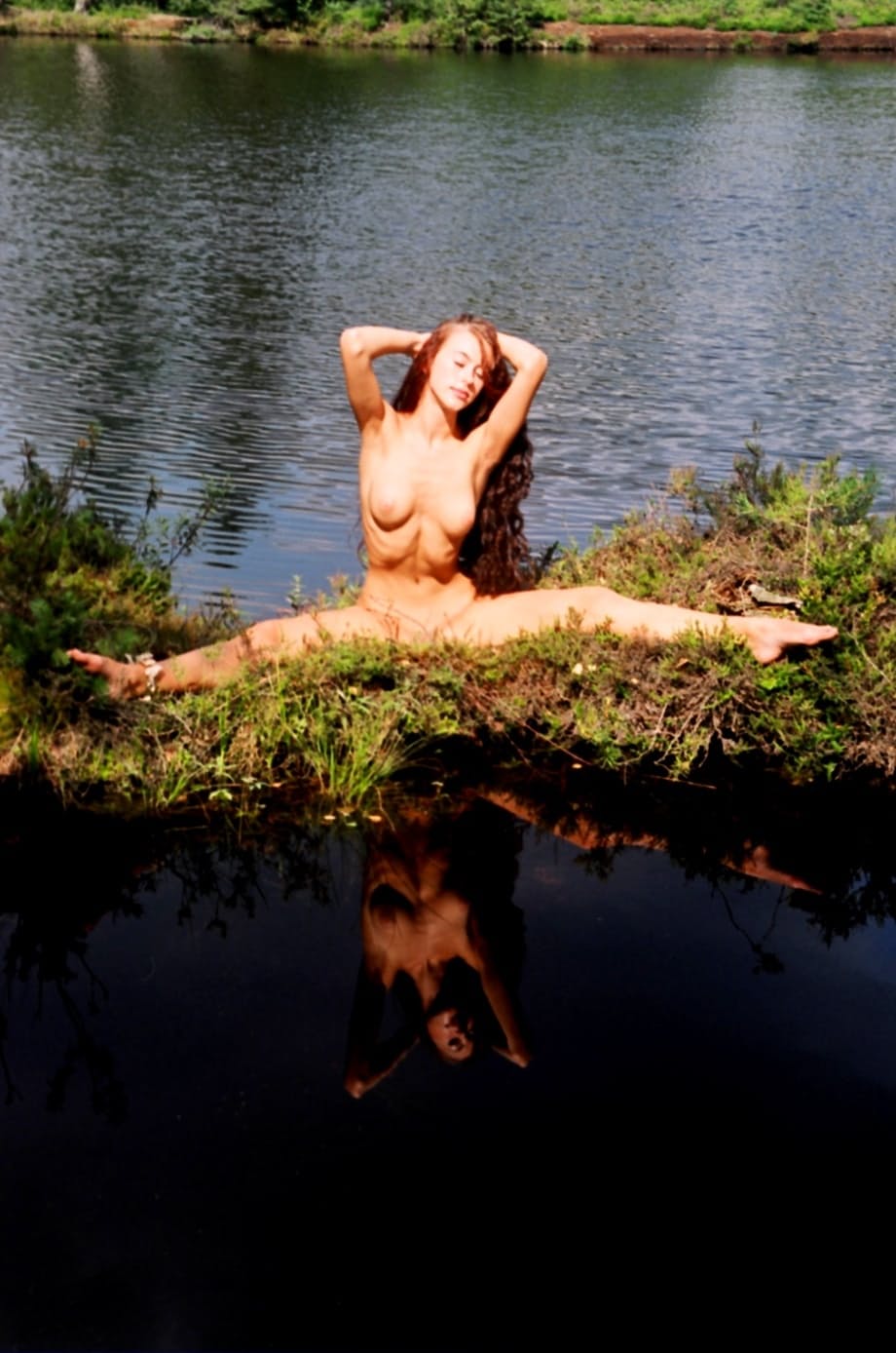 Crystal B nage nue, révélant son buisson de rousses flamboyant, au bord d'un lac brumeux isolé - 20