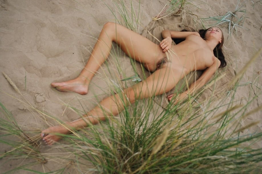 Crystal B écarte sa chatte mouillée nue au milieu des herbes de la plage, ses longs cheveux roux ardents flottant au vent - 21
