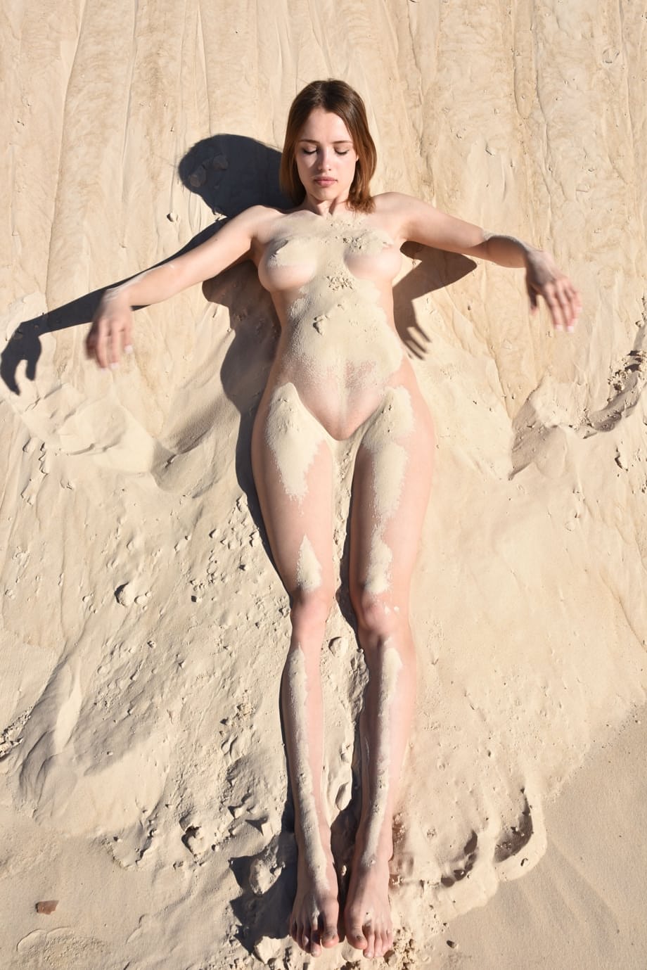 Séductrice Sun nue en extérieur, taquine avec ses gros seins parfaits et sa petite culotte juteuse délicieuse - 17