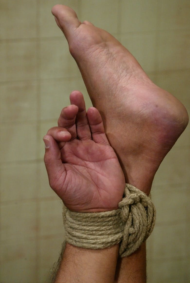 Harmony domina a un hombre desnudo atado con hábiles masturbaciones en su palpitante polla - 10
