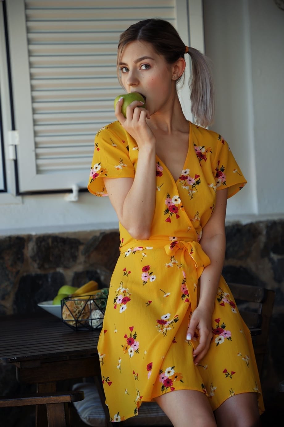 Eva Elfie vous séduit complètement en dévoilant ses gros seins parfaits et sa chatte rasée lisse - 1