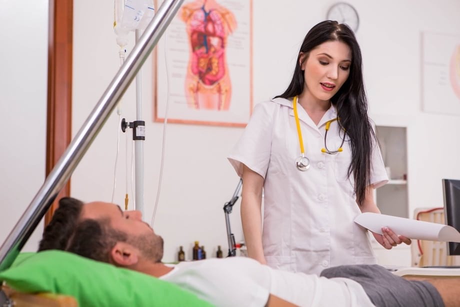El examen erótico de la doctora Mia Evans se transforma en sexo crudo y hardcore con la paciente - 2