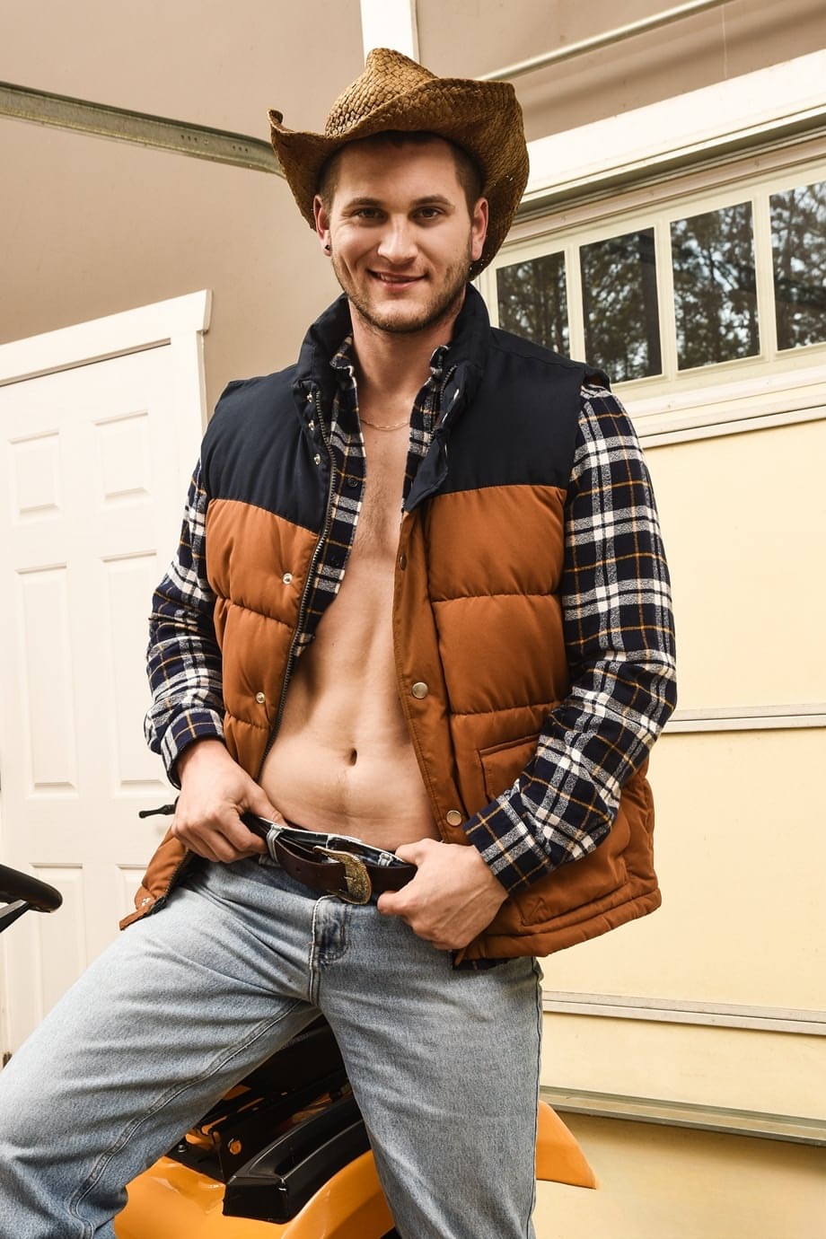 Horny cowboy Allen Lucas gives Sean Maygers an excellent BJ before anal sex