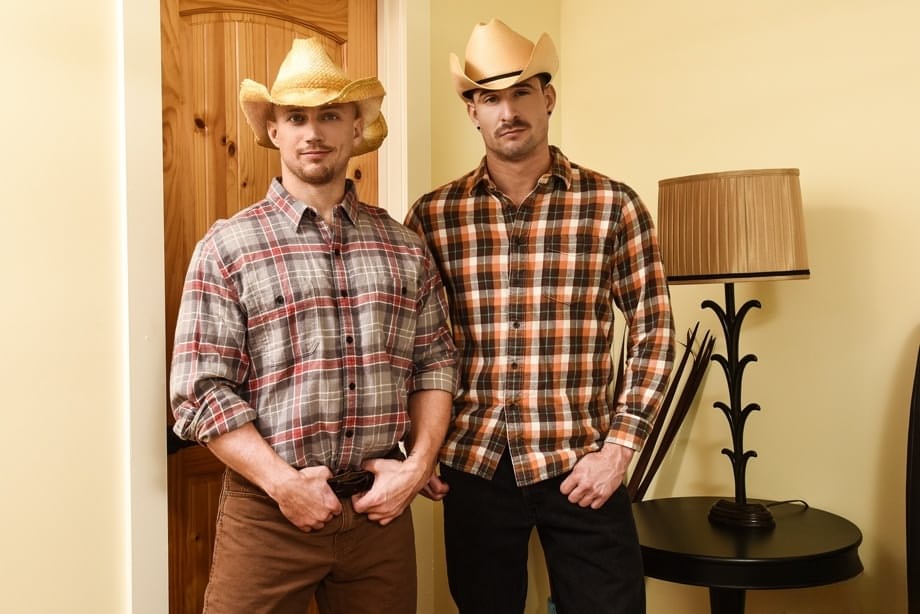 Bareback muscle hunk Sean Maygers raw-fucks hairy farm boy John Magnum - 1