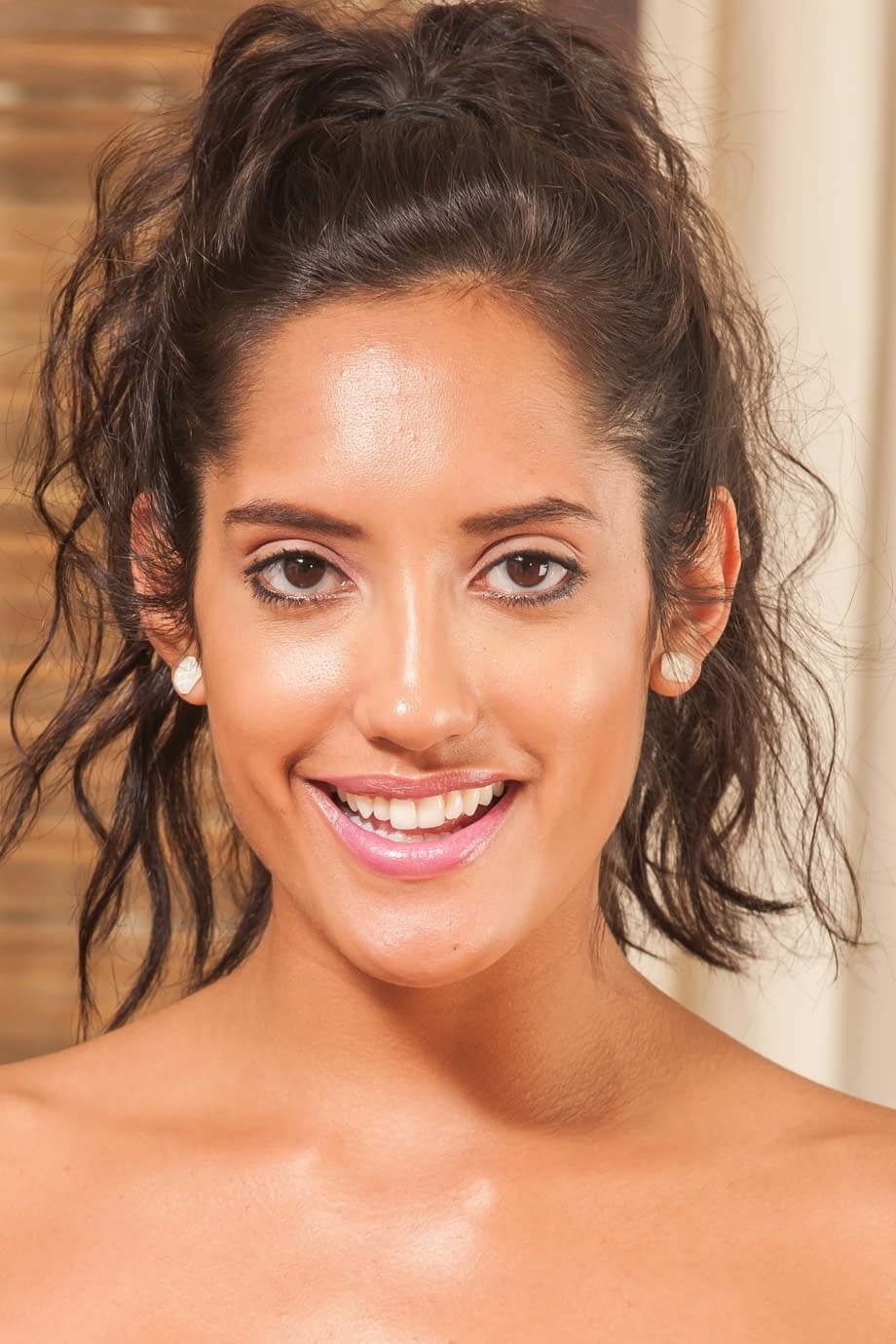 Watch Chloe Amour Seductively Fingering Her Luscious Wet Pussy Up Close - 1