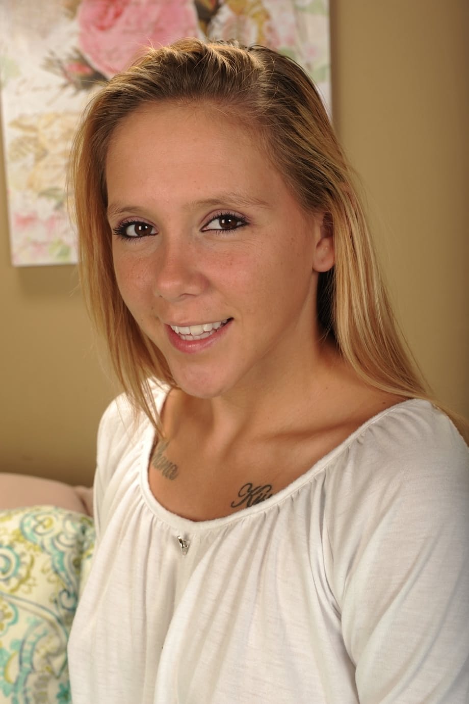 Mesmerizing Holly Mack reveals perfect body for steamy solo bed play - 1