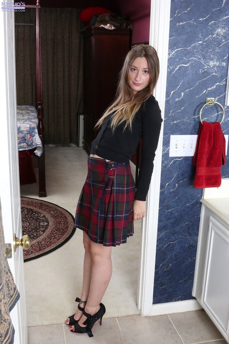 Lilith Black delights with her petite tits in explicit doorway tease - 2