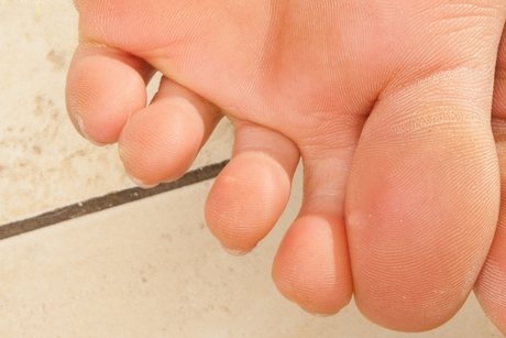 La minuscola teenager Tinslee Reagan si massaggia la fica pelosa fino a quando non schizza selvaggiamente - 4