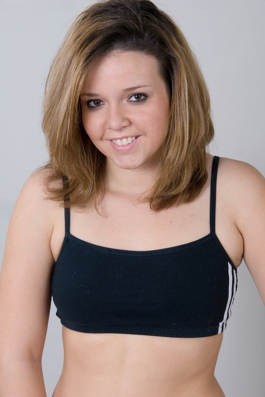 Riley Winters se queda completamente desnuda sobre un banco de pesas con solo diminutos calcetines de tobillo - 2