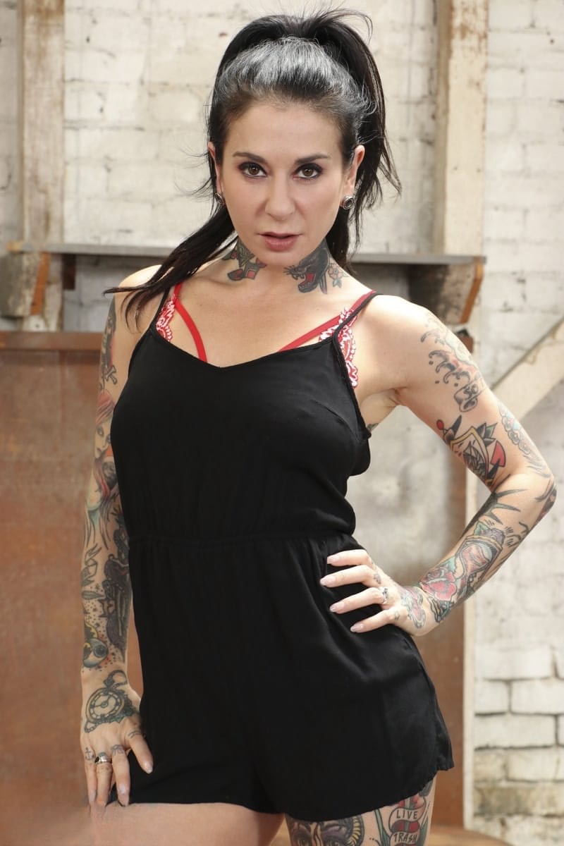 La Mistress Luna Star introducc sus dedos persistentemente en el ansioso culo de la sumisa Joanna Angel, follándolo sin piedad con sus puños y con juguetes - 20