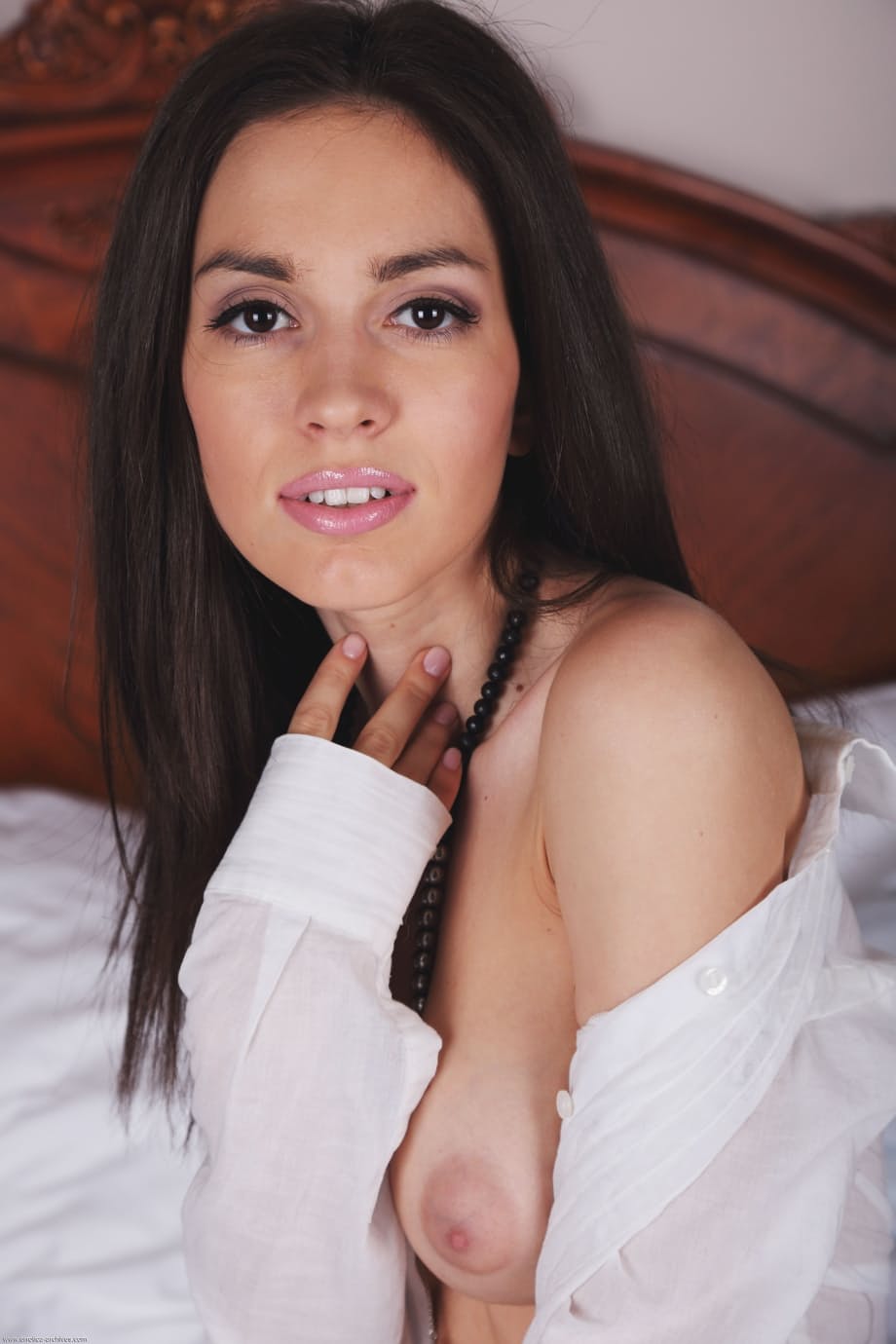 Karen exhibe son petit cul serré et ses seins fermes dans des chaussettes hautes blanches provocantes - 3