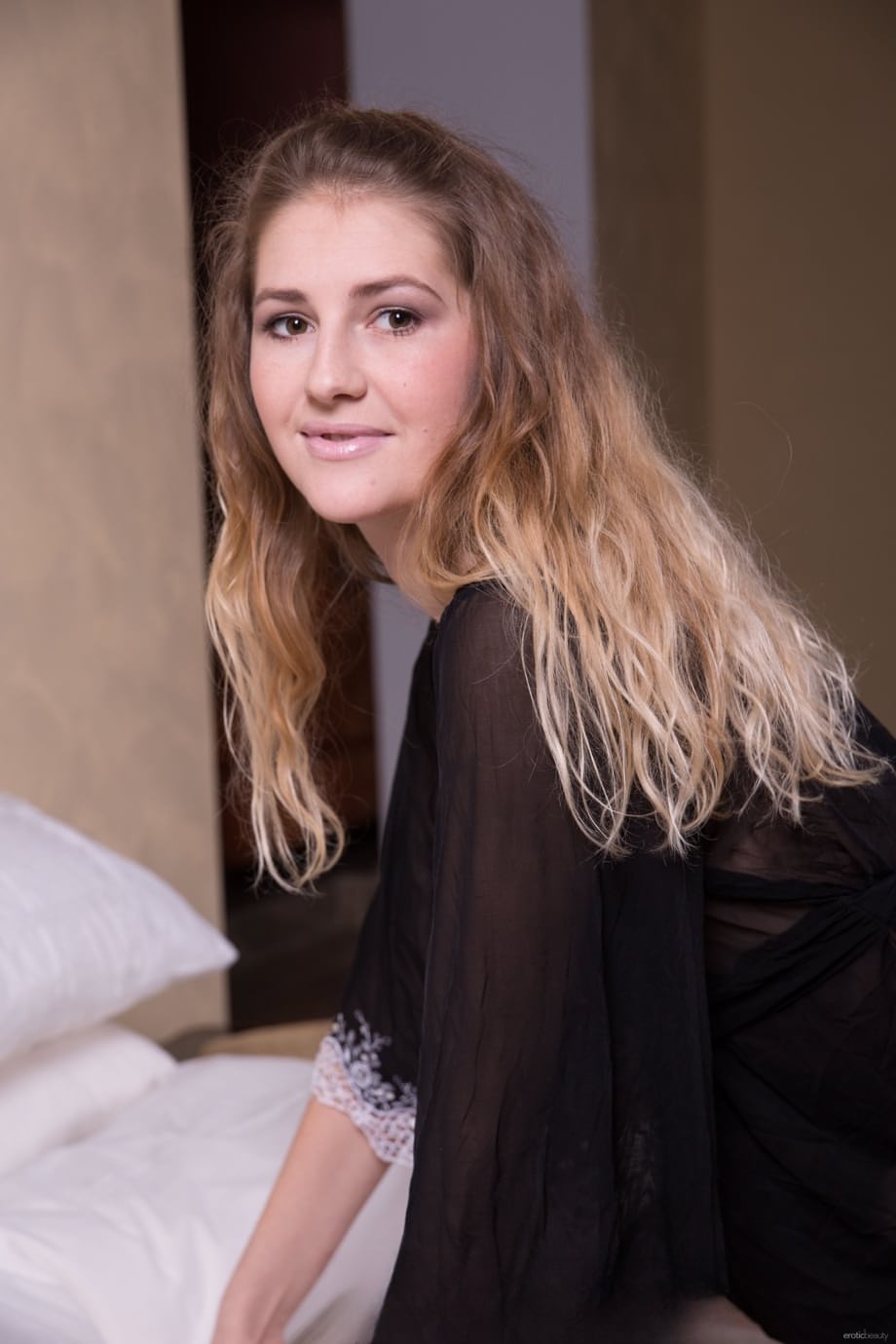 Amanda D déchaîne ses courbes nues et ses longues jambes sur le lit et le tapis - 2