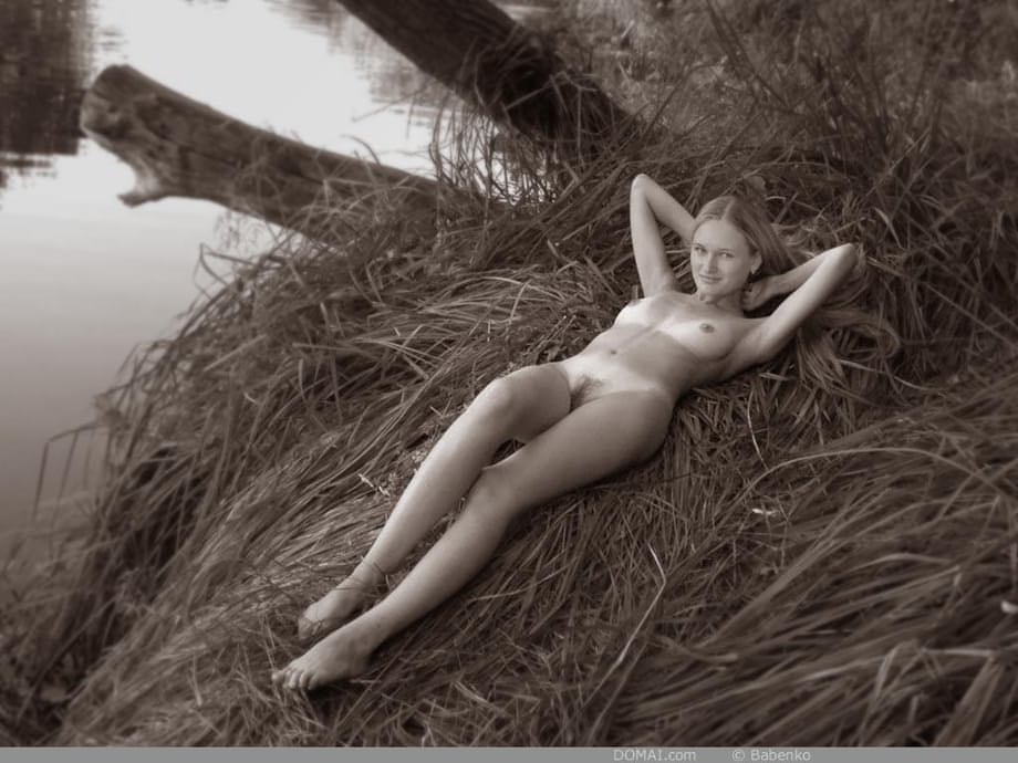 Tina si spoglia completamente nuda nel bosco, posando in modo provocante ma raffinato - 11
