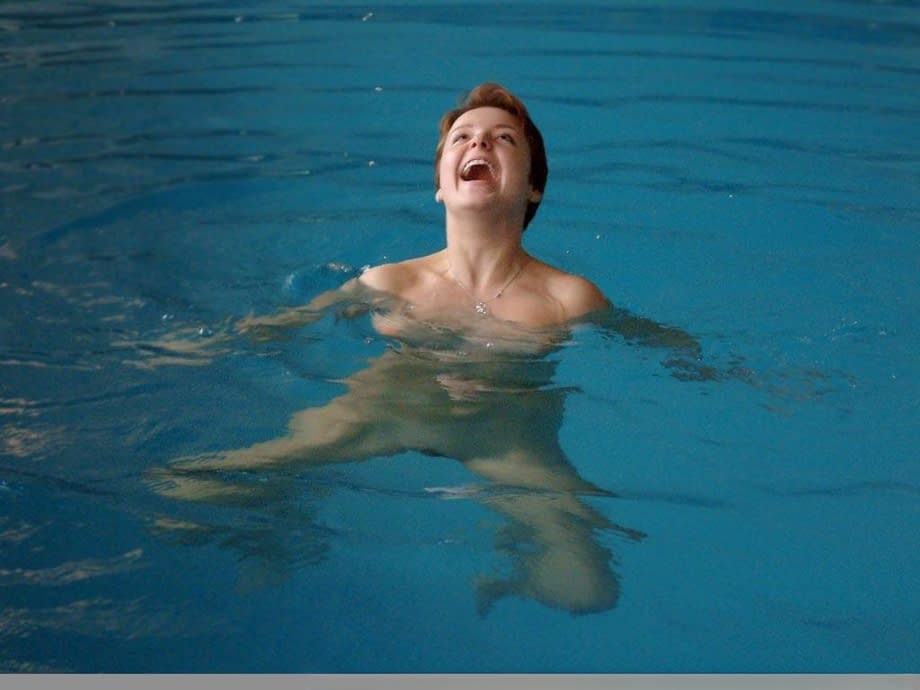 Janne allarga le dita dei piedi nude nell'acqua, il suo corpo nudo incita al desiderio ai bordi della piscina - 7