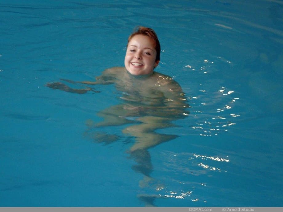Janne allarga le dita dei piedi nude nell'acqua, il suo corpo nudo incita al desiderio ai bordi della piscina - 8