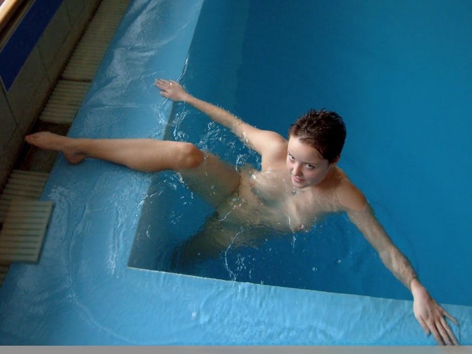 Janne allarga le dita dei piedi nude nell'acqua, il suo corpo nudo incita al desiderio ai bordi della piscina - 12