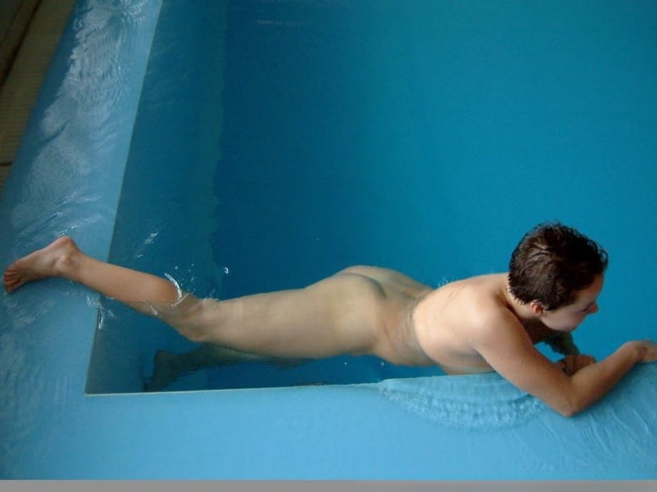 Janne allarga le dita dei piedi nude nell'acqua, il suo corpo nudo incita al desiderio ai bordi della piscina - 14