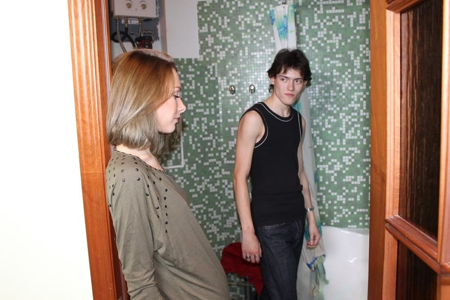 La flaca adolescente Alice Marshall se exhibe completamente desnuda y es follada brutalmente antes que su novio - 1