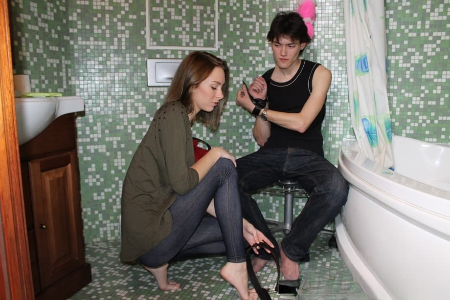 La flaca adolescente Alice Marshall se exhibe completamente desnuda y es follada brutalmente antes que su novio - 3