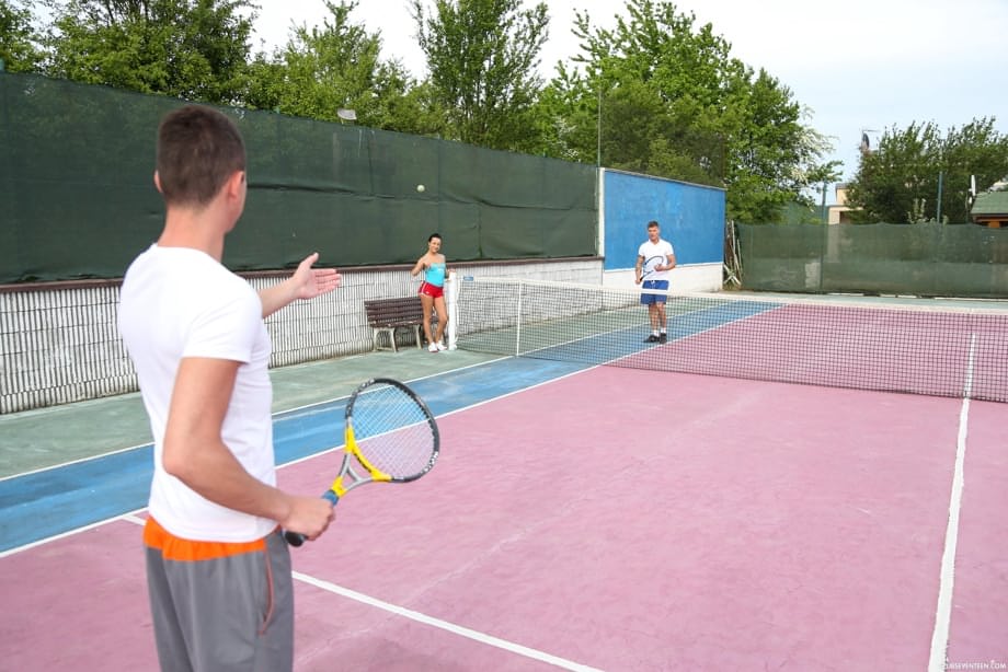 Lady Dee exposes her nude body to seduce opponents on the court - 1