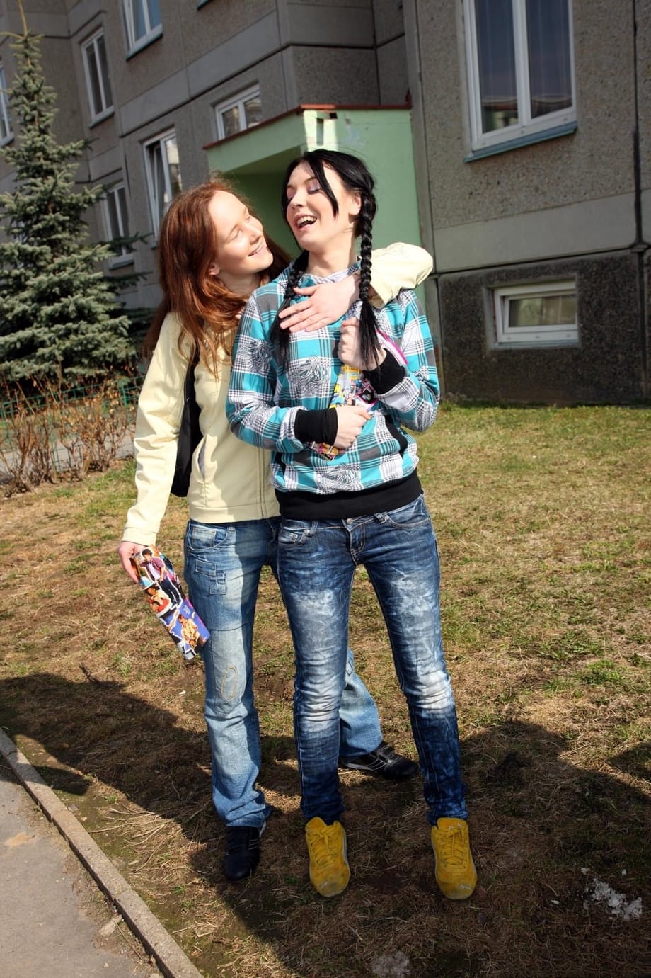 Andrea B doigtant la chatte lesbienne et climax en baiser sensuel - 3