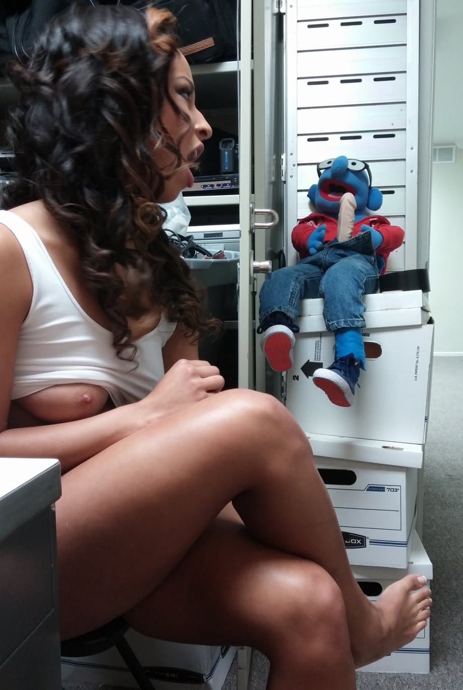 Teanna Trump muestra su esbelto y curvilíneo cuerpo de piel oscura inclinada para su jefe de enorme polla en una salvaje follada en la oficina sin límites - 2