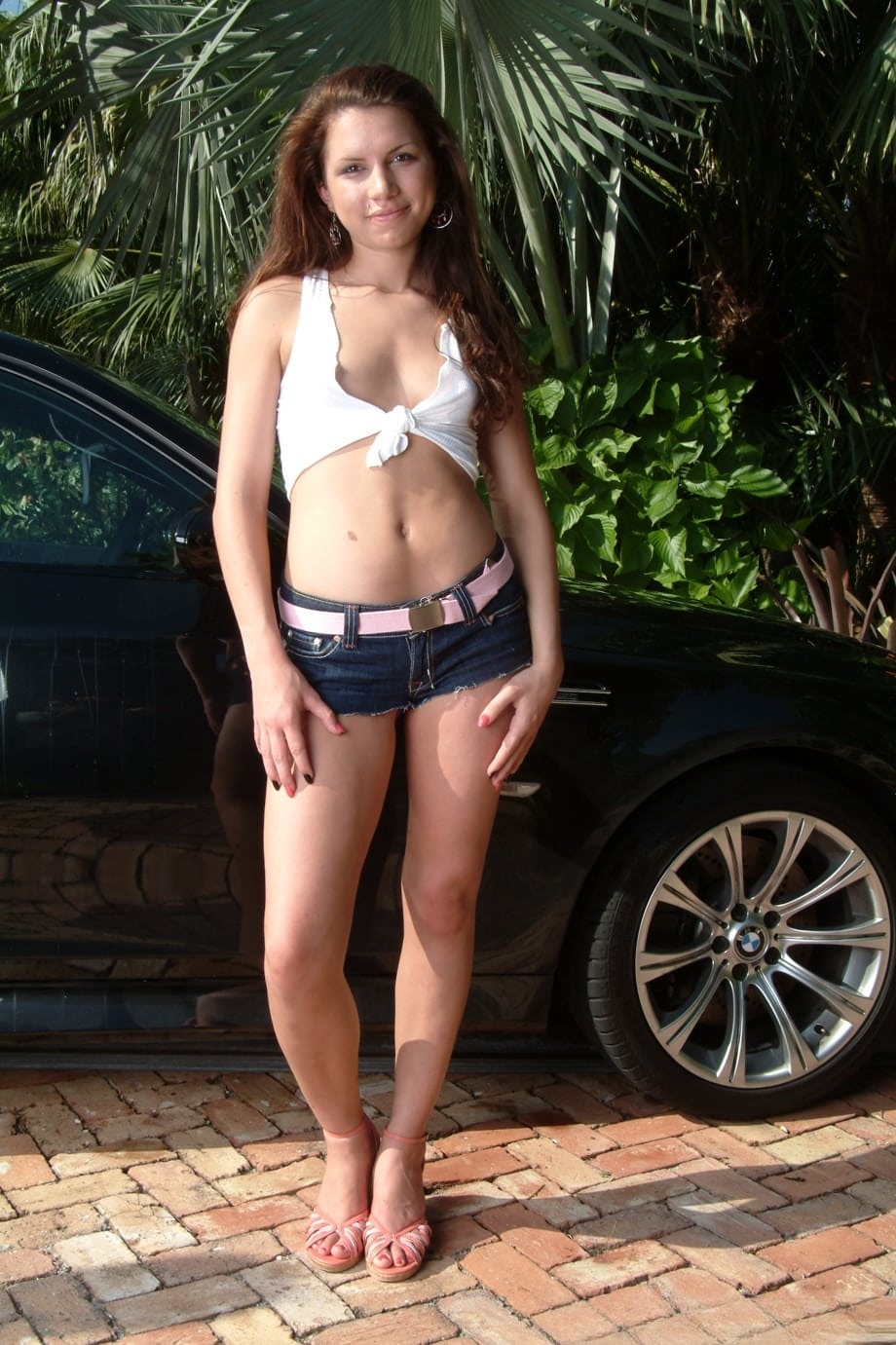 Pinky y Micah Moore exhiben sus jugosos culos en un sensual lavado de autos - 12