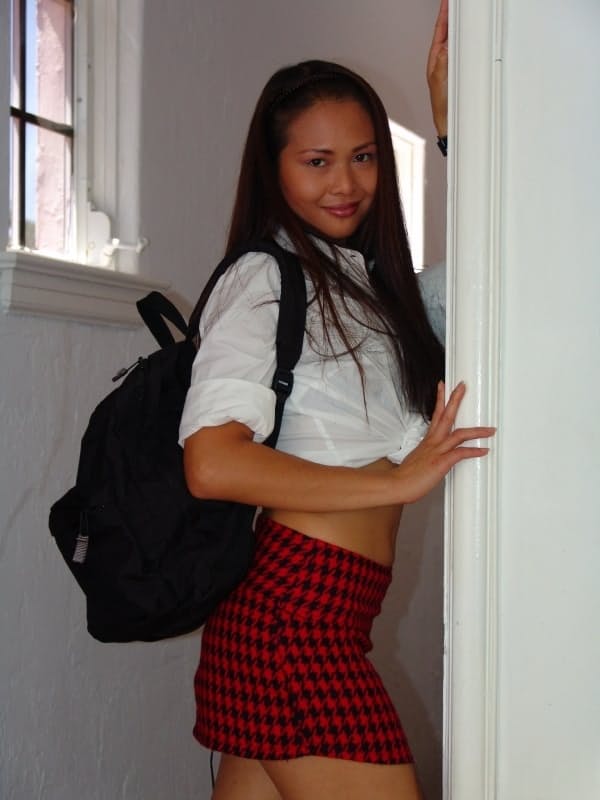 La cochonne étudiante asiatique Nyomi Zen enfile une énorme bite au fond de sa gorge puis la chevauche jusqu’aux couilles - 3