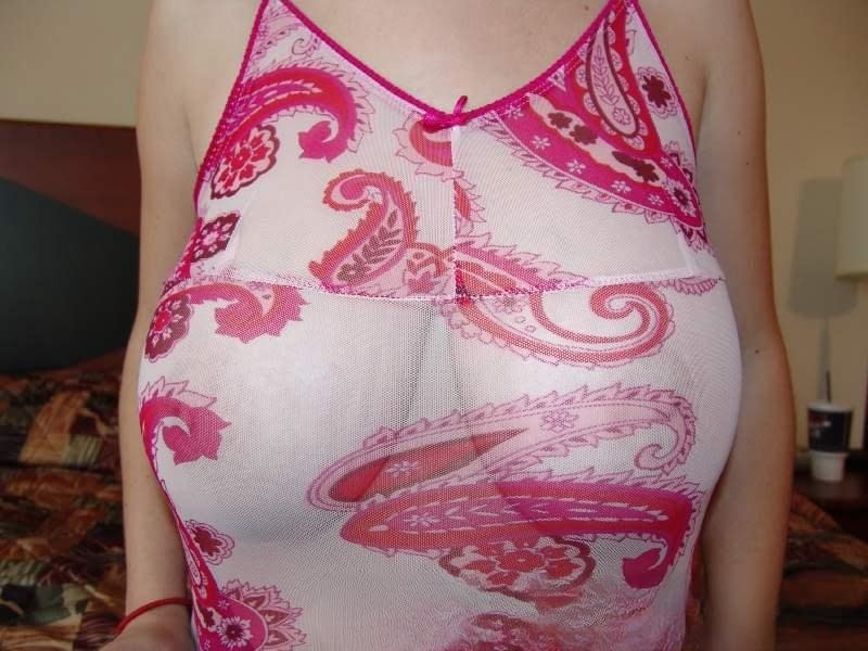 Ana expose ses seins à couper le souffle, offrant un plaisir oral explicite à sa verge palpitante - 3
