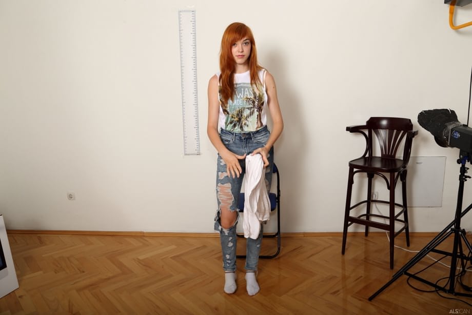 Anny Aurora se quita toda la ropa, midiendo cada pulgada desnuda de su cuerpo perfecto. - 2