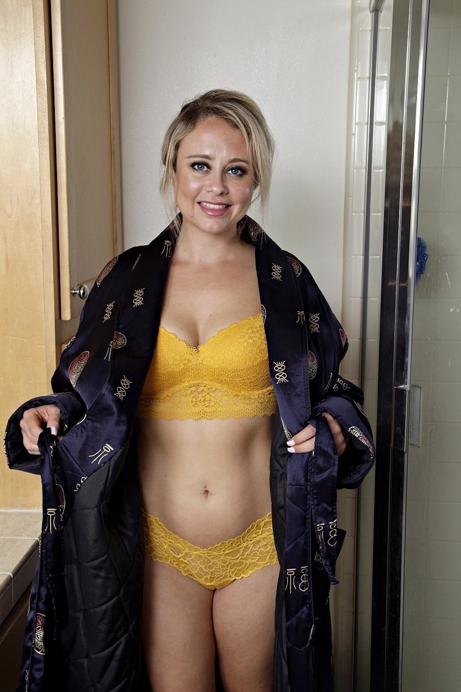 Elle espone il suo corpo volgare da MILF e si masturba la sua fregna bagnata - 3