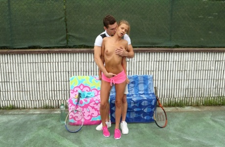 El cuerpo esbelto de Sara Kay es follado a fondo por su entrenador en la pista - 4