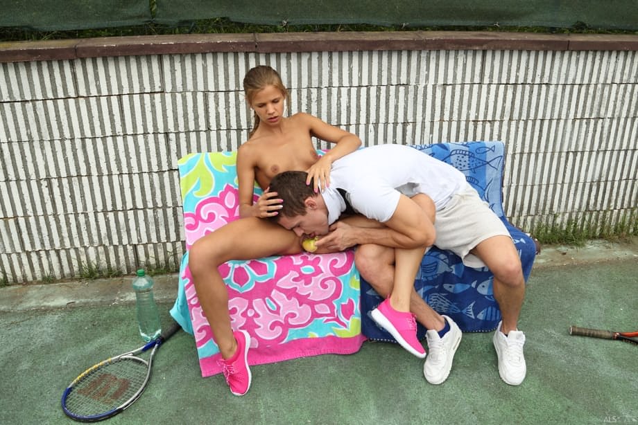 El cuerpo esbelto de Sara Kay es follado a fondo por su entrenador en la pista - 8