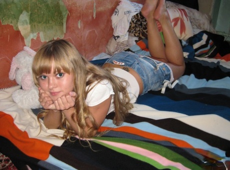 Willa et son amant en un rapport sexuel cru et suant dans le lit, délices sensuels d’une jeune adolescente blonde - 1