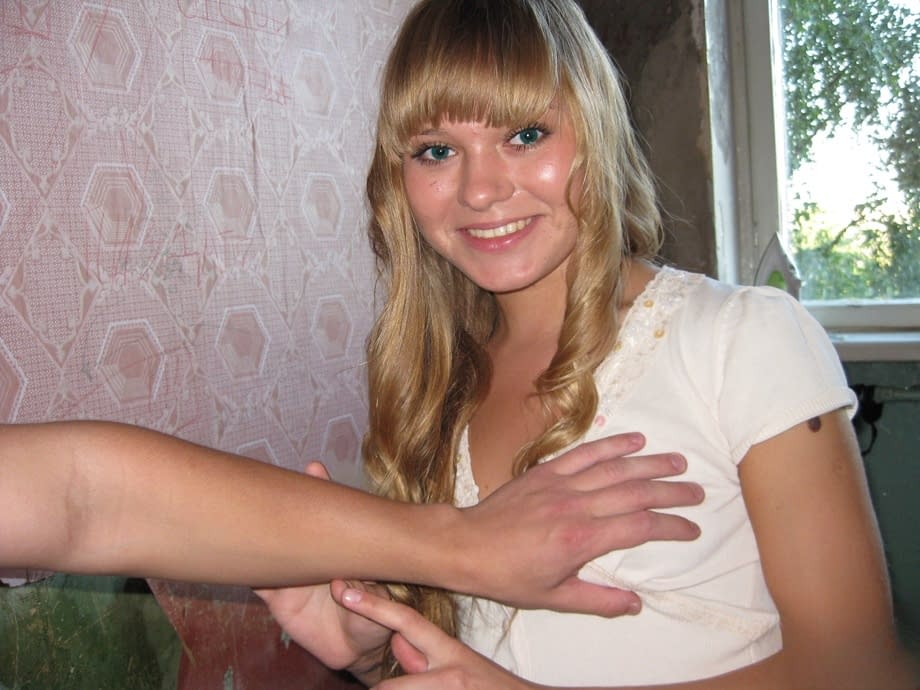 Willa et son amant en un rapport sexuel cru et suant dans le lit, délices sensuels d’une jeune adolescente blonde - 2