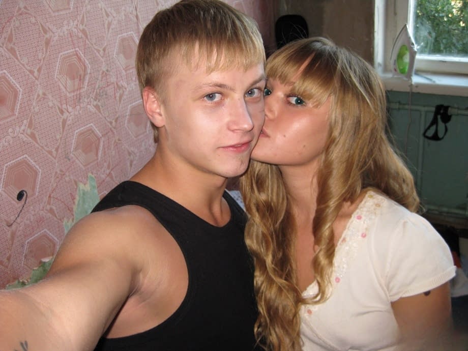 Willa et son amant en un rapport sexuel cru et suant dans le lit, délices sensuels d’une jeune adolescente blonde - 3