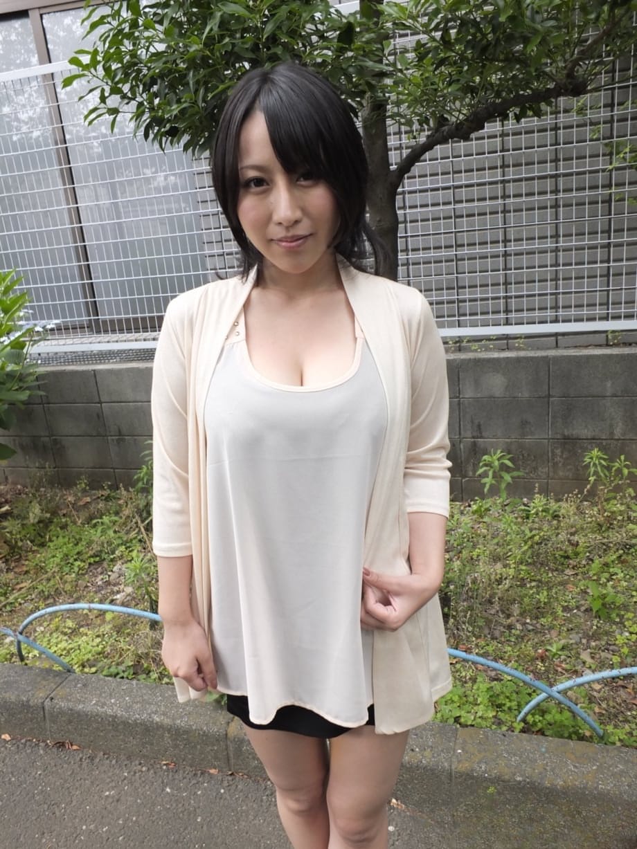 Exotic beauty Yuna Hoshizaki blows stranger outdoors while her huge breasts bounce - 1
