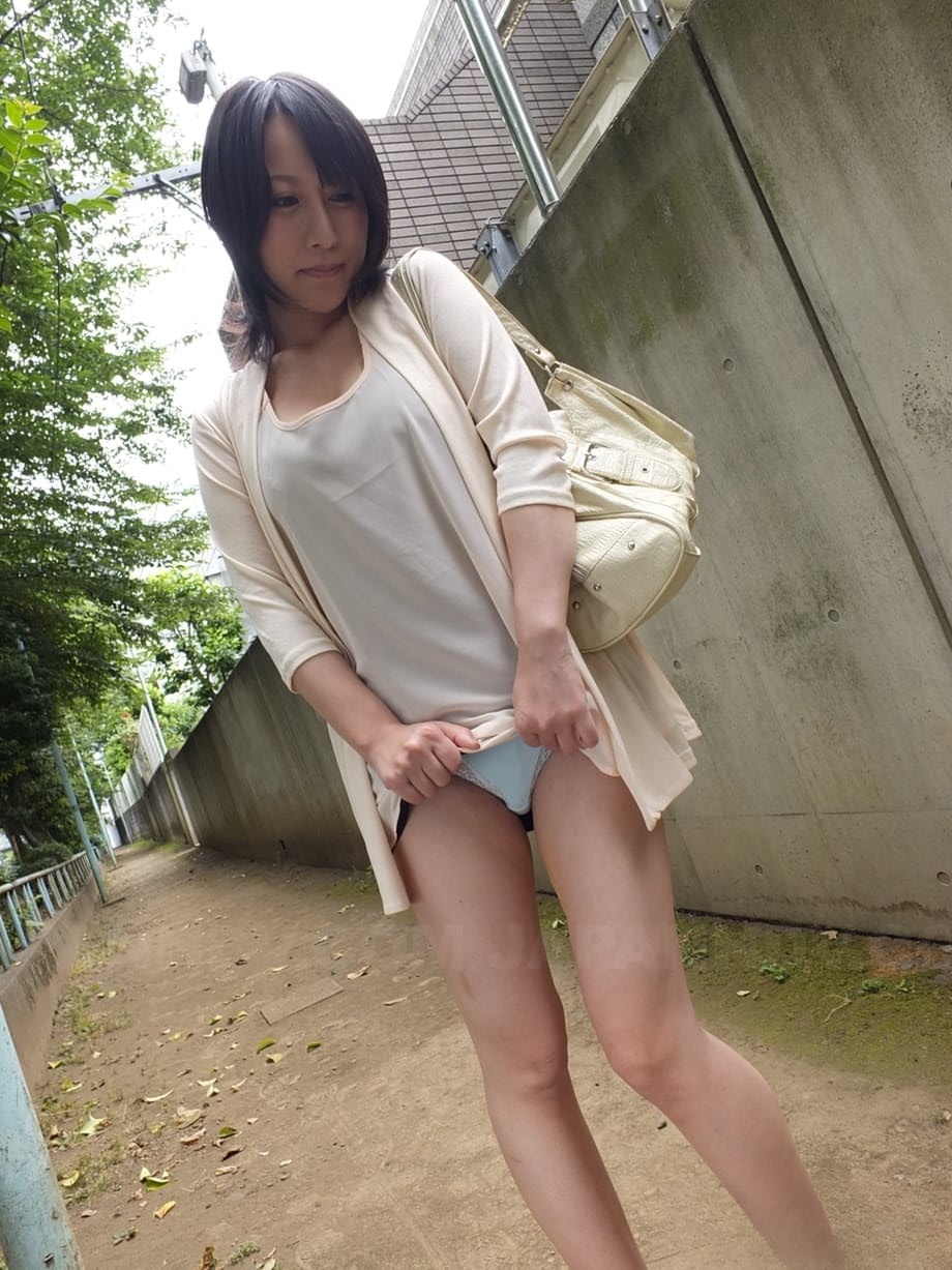 Exotic beauty Yuna Hoshizaki blows stranger outdoors while her huge breasts bounce - 4