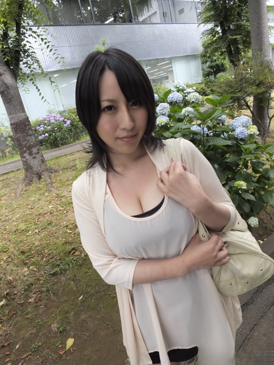 Exotic beauty Yuna Hoshizaki blows stranger outdoors while her huge breasts bounce - 5