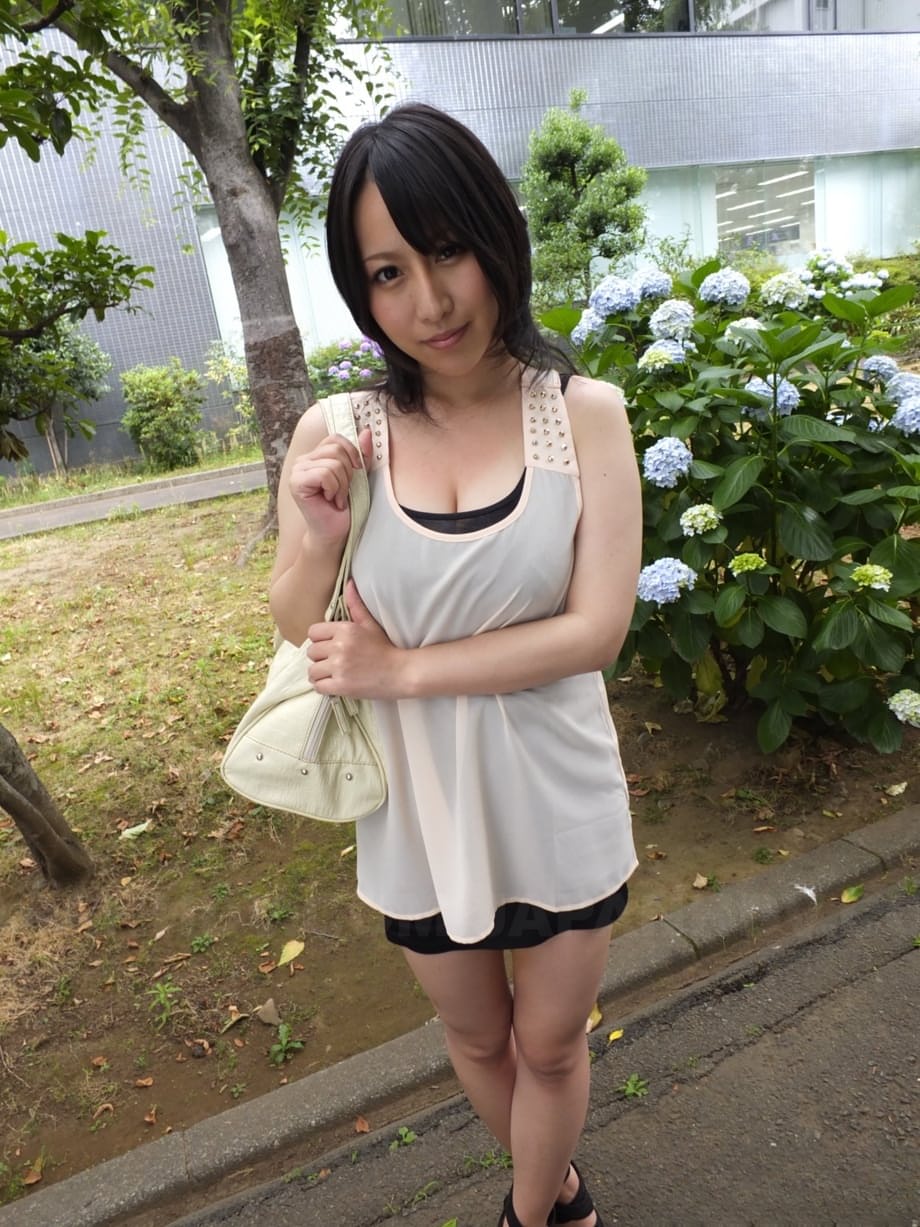 Exotic beauty Yuna Hoshizaki blows stranger outdoors while her huge breasts bounce - 6