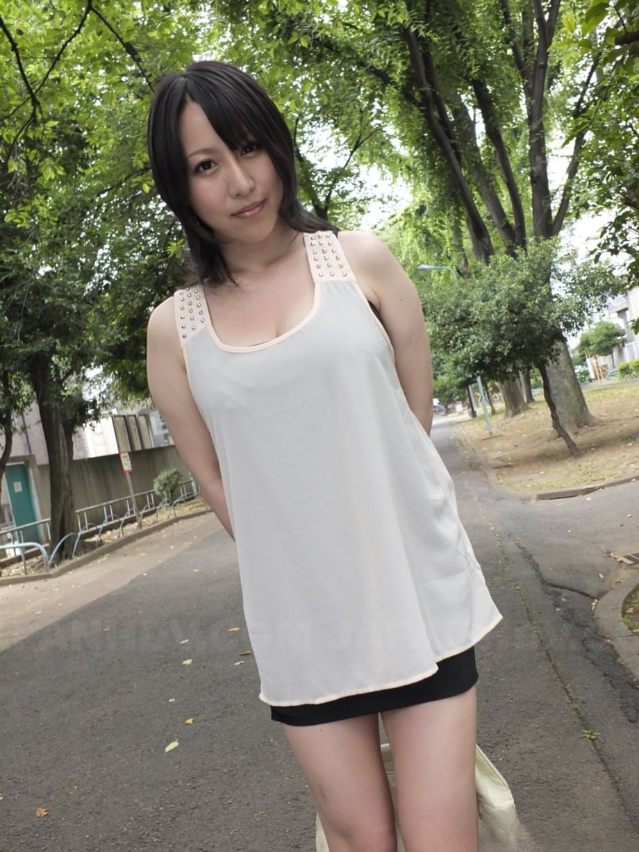 Exotic beauty Yuna Hoshizaki blows stranger outdoors while her huge breasts bounce - 8