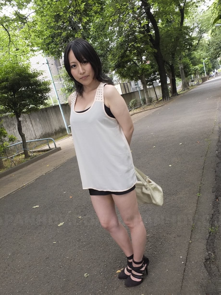 Exotic beauty Yuna Hoshizaki blows stranger outdoors while her huge breasts bounce - 9