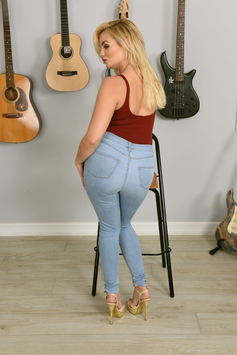 Salacious blonde MILF Katy Jayne displays her big tits and yummy ass