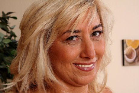 Melyssa dévoile son corps bronzé, exposant des seins massifs et un cul rond et affamé juste pour toi. - 21