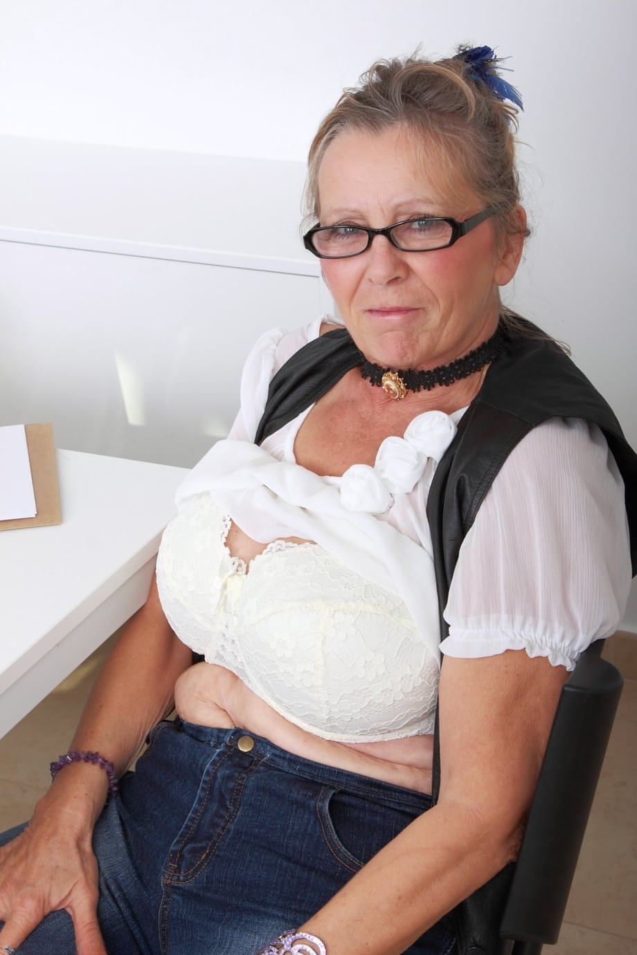 Isabel che mostra le sue enormi tette mentre si infila le dita nella sua fica matura e pelosa - 1